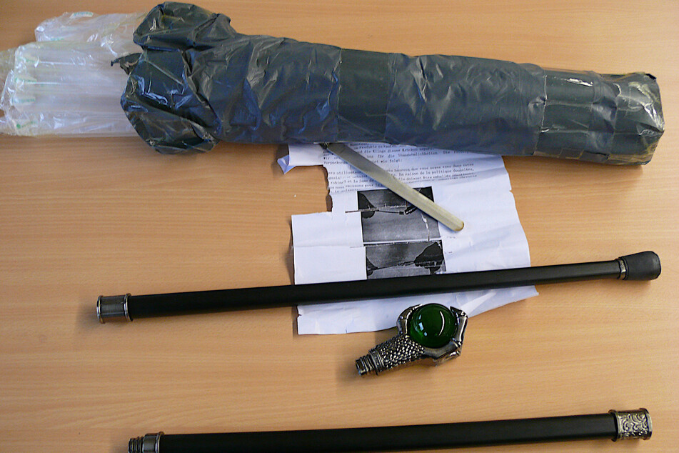 Die Einzelteile des Stockdegens befanden sich in einem Paket aus China.