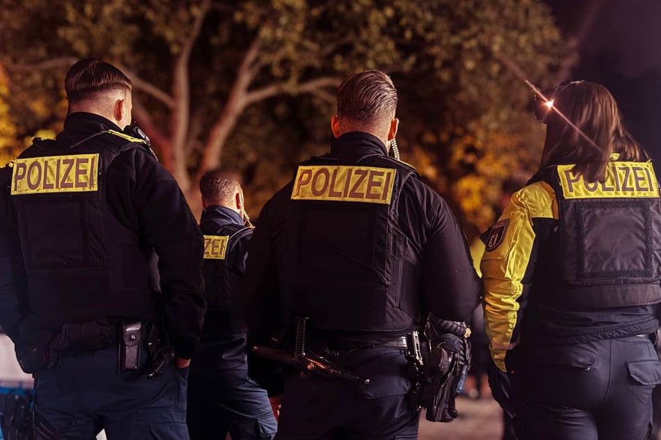 Die Berliner Polizei war nach einer Messerattacke in der Nacht zu Sonntag in Neukölln im Einsatz.