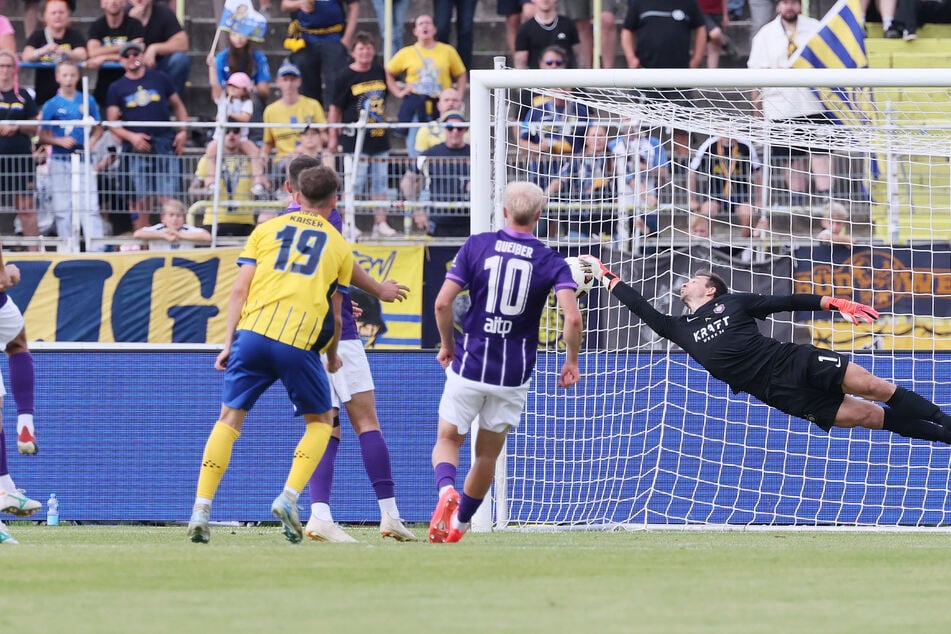 Martin Männel ist geschlagen, Nils-Florian Kaiser macht das 1:1.