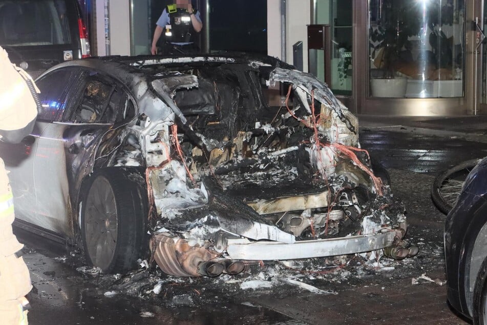 In der Seydelstraße in Berlin-Mitte brannte ein Porsche aus.