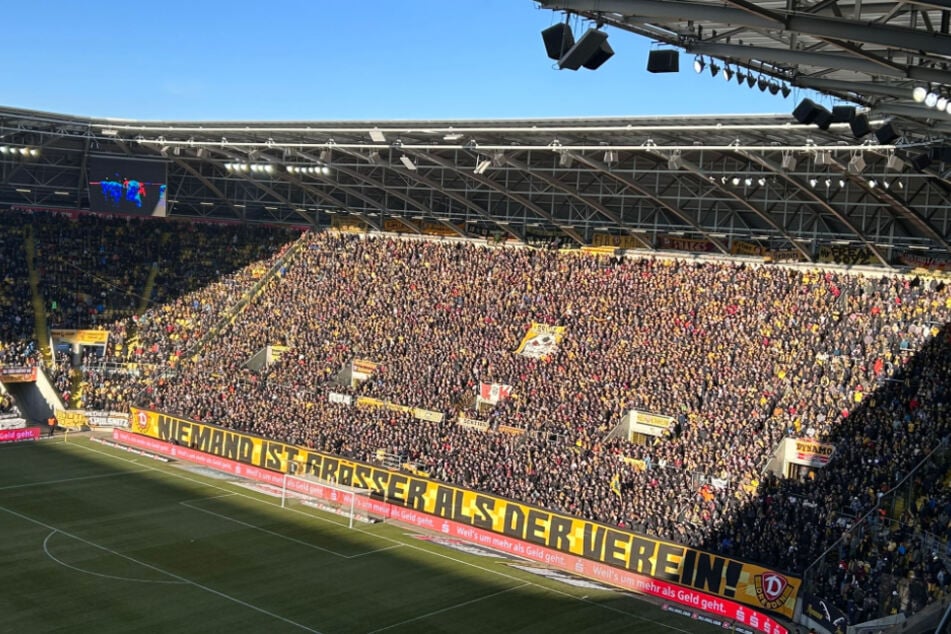 Die Dresdner Sonne stellte den Protest des K-Blocks quasi ins Scheinwerferlicht.