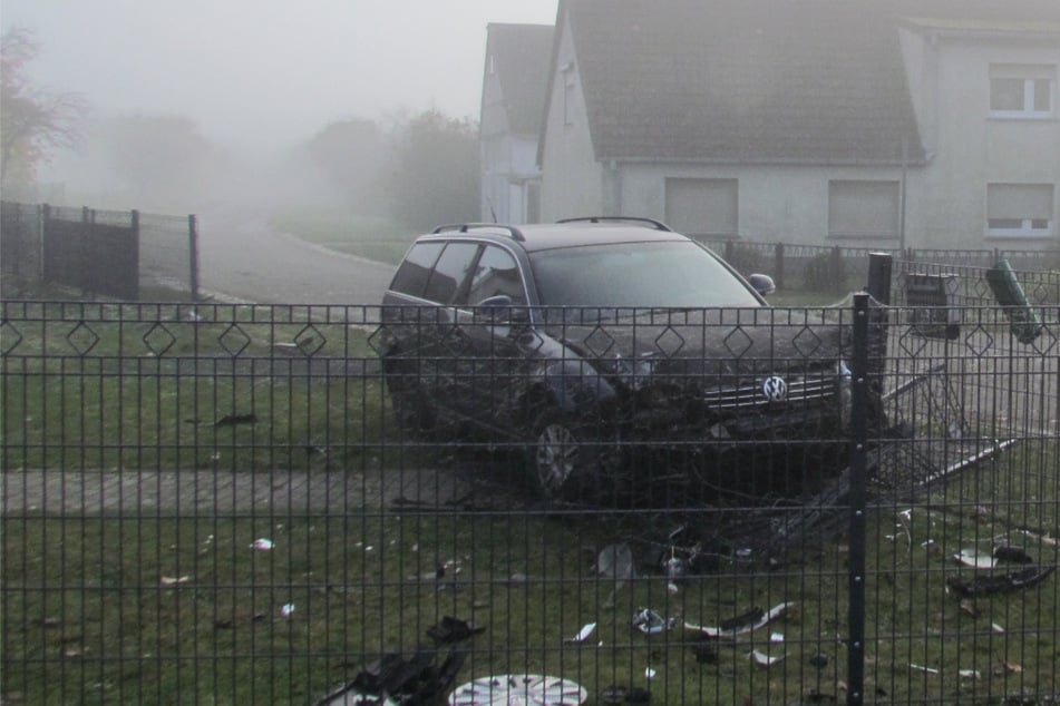 Unfall in Arendsee: VW kracht durch Gartenzaun!