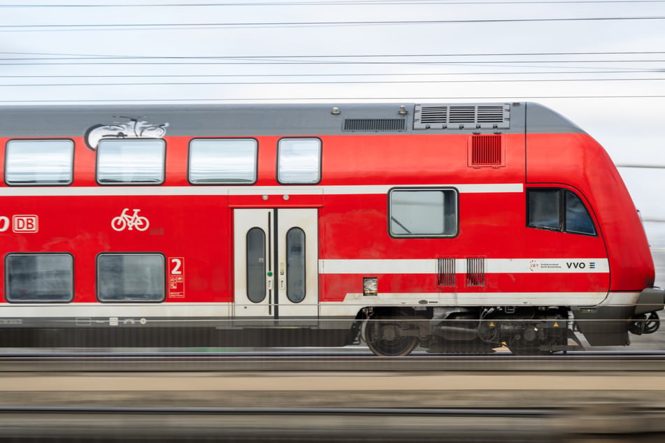 Polizei tappt nach Bahn-Unfall weiter im Dunkeln: Wer kennt den Toten aus Neuss?