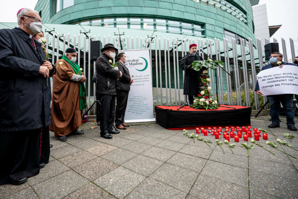 Imam Taha Sabri (2.v.r.) von der Neuköllner Begegnungsstätte spricht während der Friedenskundgebung des Zentralrates der Muslime (ZMD) vor der österreichischen Botschaft. Er gedachte der Opfer des Terroranschlags in Österreich in dieser Woche.