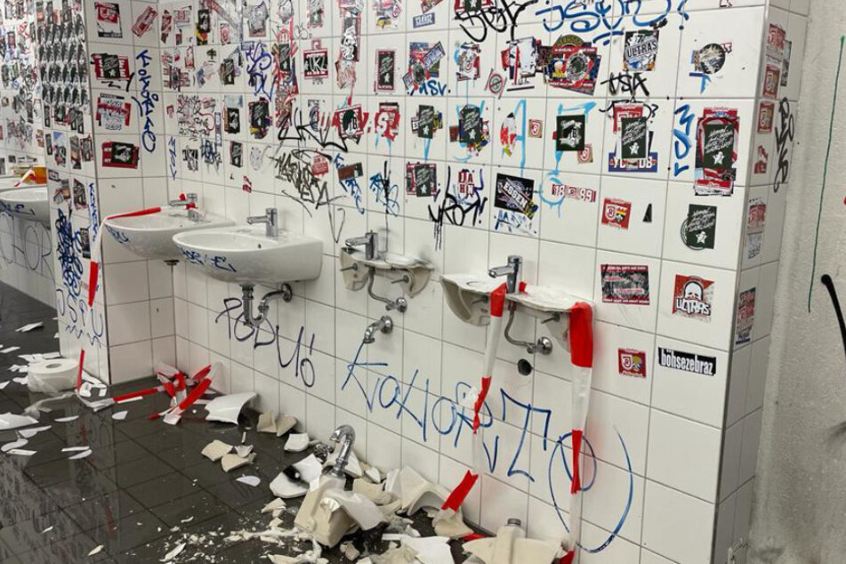Mehrere Waschbecken wurden Opfer der frustrierten Lübeck-Fans.