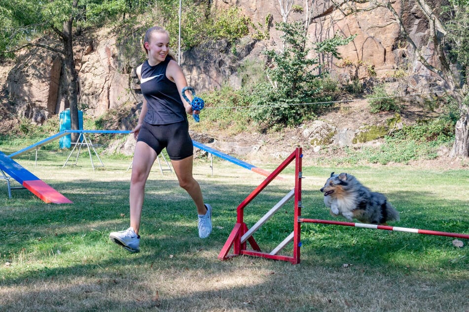 Daria trainiert mit ihrem Vierbeiner auf der Hundesportanlage Weistropp. Dazu zählt auch das Überspringen von Hürden.