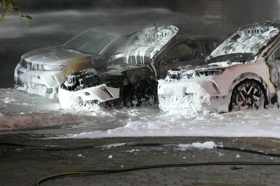 Leipzig: Mehrere Autos brennen in der Nacht in Leipzig - auch vom Ordnungsamt