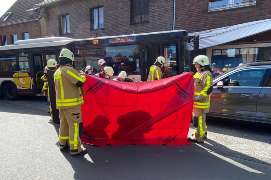 Einsatzkräfte an der Unfallstelle in Grevenbroich.