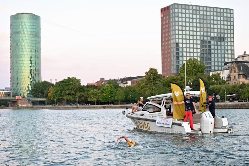Am frühen Dienstagmorgen begab sich Extremschwimmerin Pohl ins Wasser. Am 14. August will sie in Köln ankommen.
