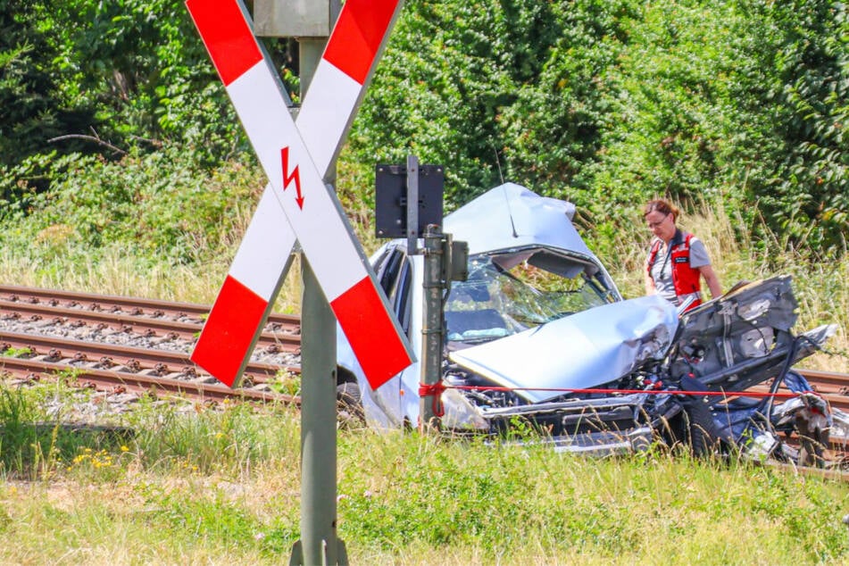 Crash an Bahnübergang: Zug erfasst Auto - Fahrer erliegt seinen Verletzungen