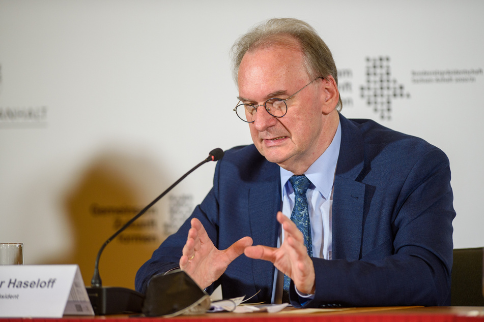 Sachsen-Anhalts Ministerpräsident Reiner Haseloff (CDU) würde aufgrund der Krise gern noch mehr Polizisten rekrutieren. (Archivbild)