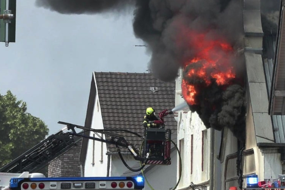 Nach Flammen-Drama in Sankt Augustin mit zwei toten Feuerwehrleuten: "Macht uns alle fassungslos"