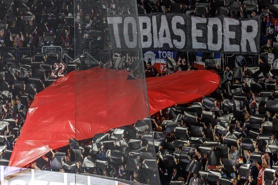 Die Eisbären Berlin halten das Andenken von Tobias Eder (†26) hoch.