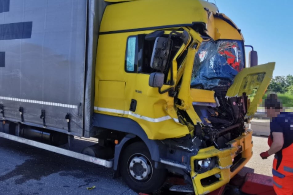 Unfall A2: Laster krachen auf A2 ineinander: Fahrer klettert aus zerstörtem Führerhaus