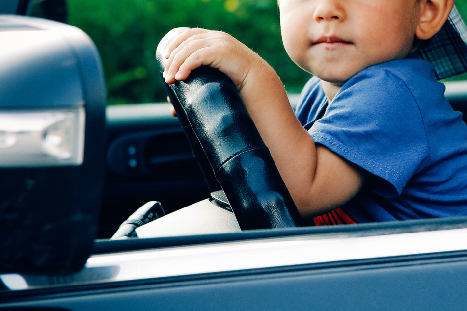 Weil Mama auf mit dem Handy daddelte, musste ihr Kind das Steuer übernehmen. (Symbolbild)