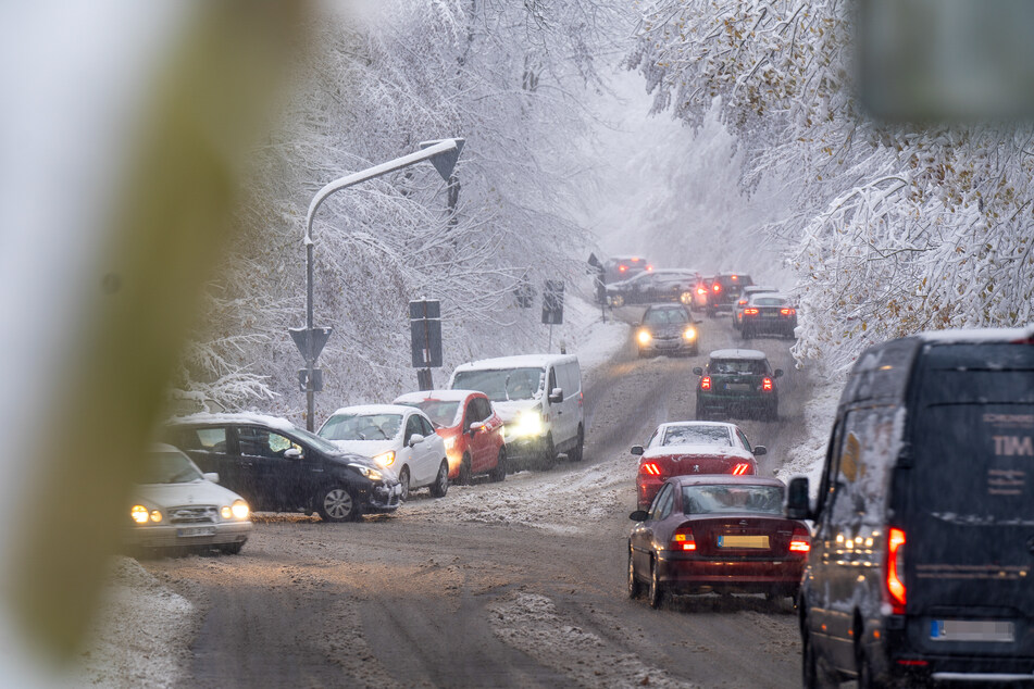 Der teils heftige Schneefall sorgte in Hessen vor allem auf den Straßen für enorme Probleme.