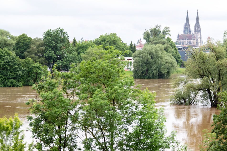 In Regensburg ist die Donau weit über die Ufer getreten.