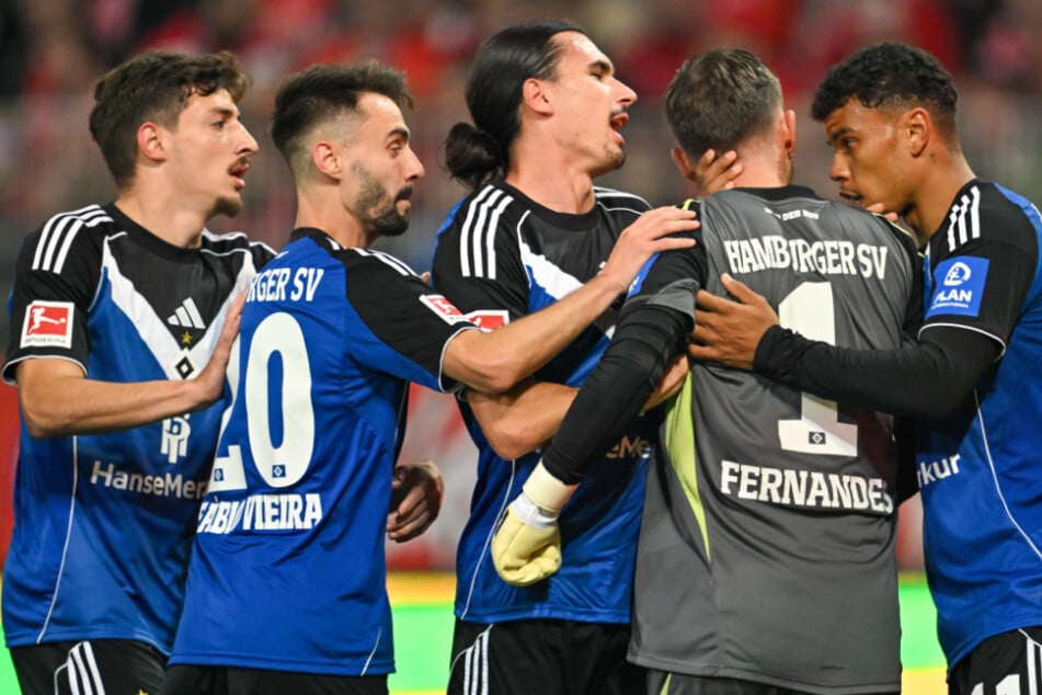 HSV-Keeper Daniel Heuer Fernandes (2.v.r.) wird nach seinem gehaltenen Elfmeter von seinen Teamkollegen gefeiert.