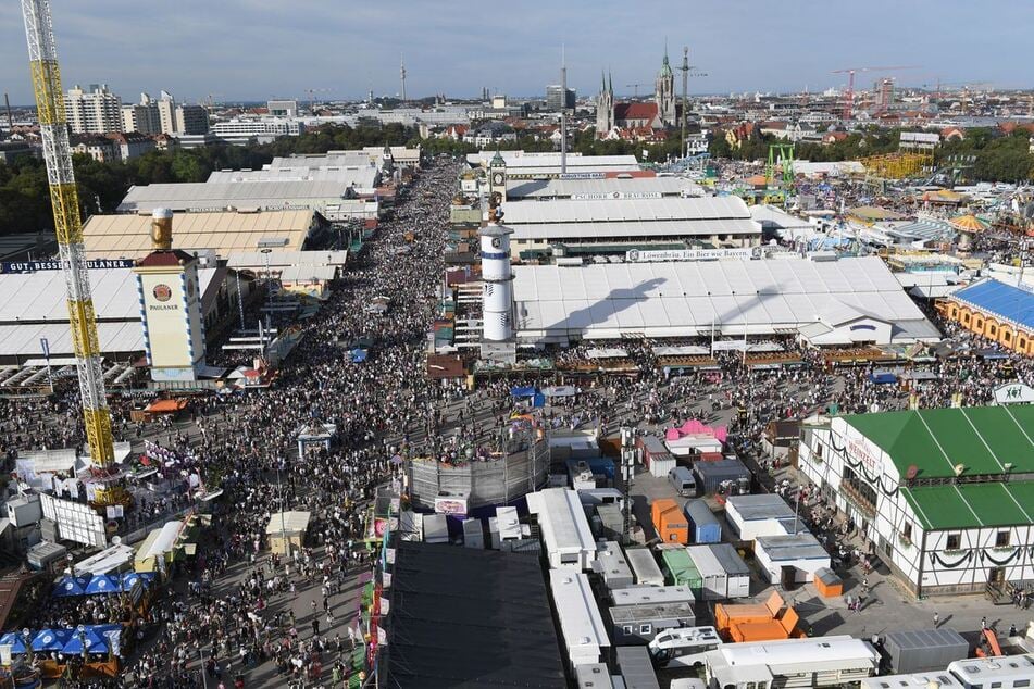 Mit einer Drohne verschaffte sich ein Mann einen Überblick über das Wiesngelände. Das hat nun Konsequenzen.
