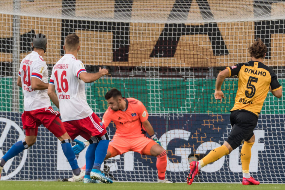 Yannick Stark (r.) bei seinem 1:0 gegen den HSV. Da wuchtete er eine Hereingabe von Panagiotis Vlachodimos in die Maschen.