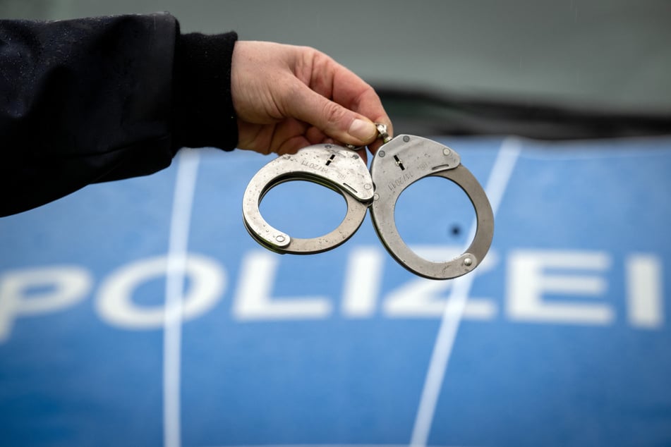 Die Frau wurde bei der Tat selbst verletzt. (Symbolbild)