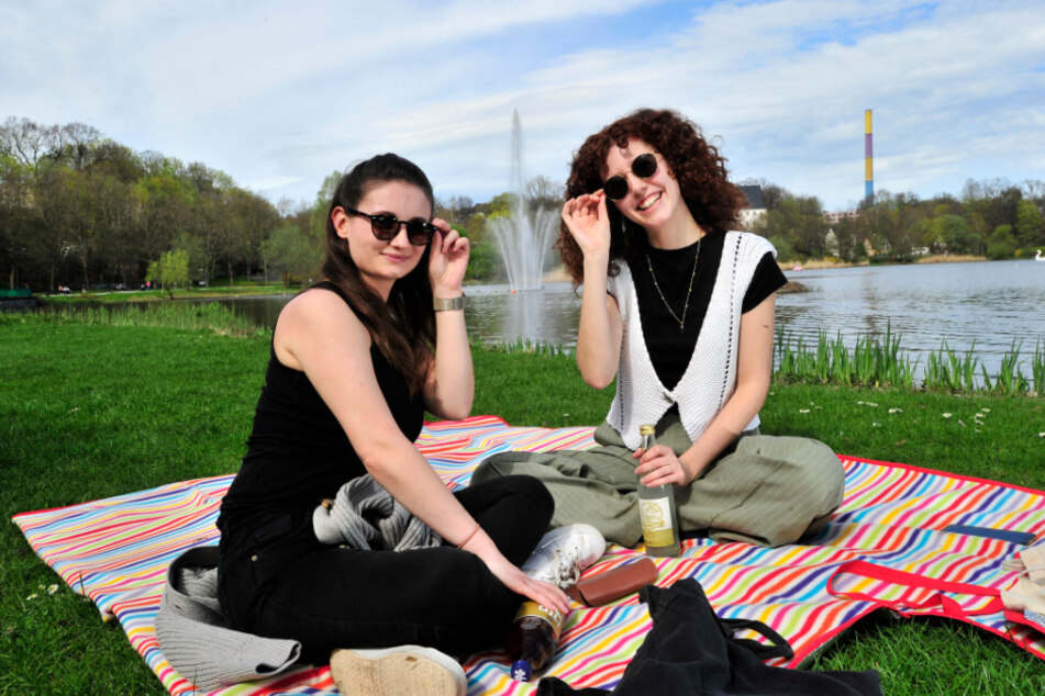 Der Schlossteich lädt zum Sonnenbaden ein: Die Dresdner Studentinnen Sophia (25) und Lea (22) genießen das Wetter.