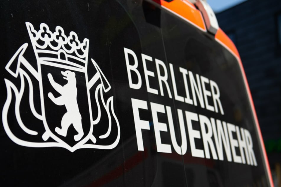 Der Schriftzug "Berliner Feuerwehr" steht an einem Fahrzeug.