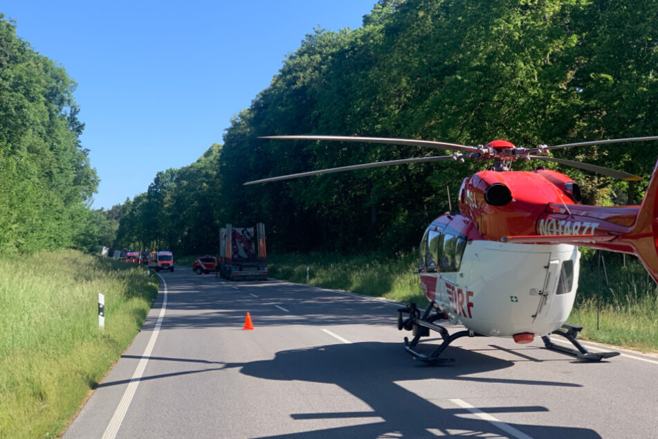 Ein Rettungshubschrauber brachte den Autofahrer in eine Klinik.