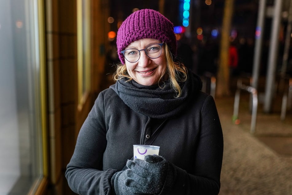 Anja Löser (45) freut sich, dass viele Künstler aus Chemnitz dabei waren.