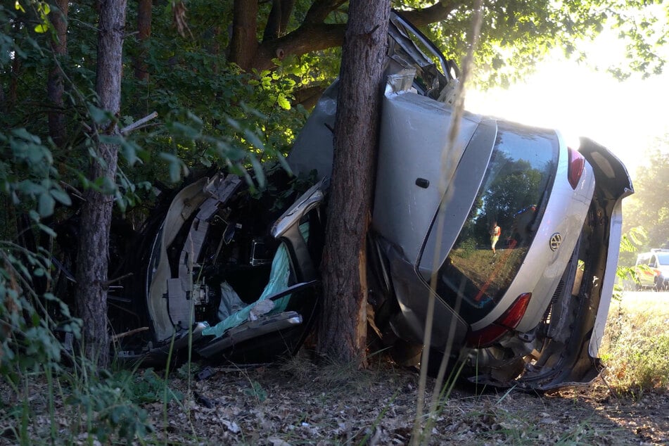 VW Golf kracht gegen Baum: Schwer verletzter Fahrer (60) im Wagen eingeklemmt