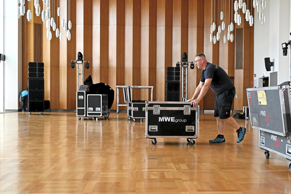 Veranstaltungstechniker Robin Sasse (41) verwandelt den Festsaal in einen Dancefloor.