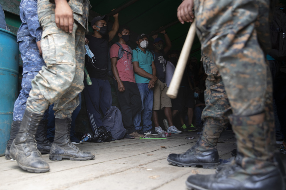 Migranten auf dem Weg in die USA stehen auf der Ladefläche eines Lastwagens. Mexikanische Polizisten sollen 19 Menschen erschossen haben, die den Start in ein besseres Leben in den USA suchten. (Symbolbild)