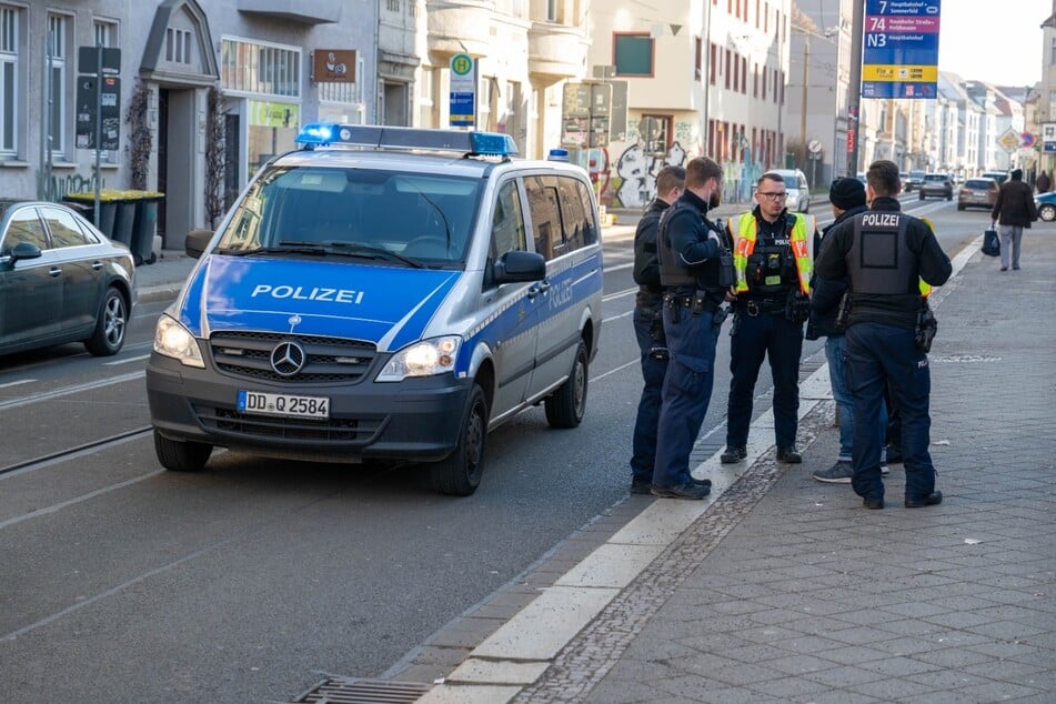Das Loch wurde daraufhin von Polizei und Mitarbeitern der Stadt gesichert.