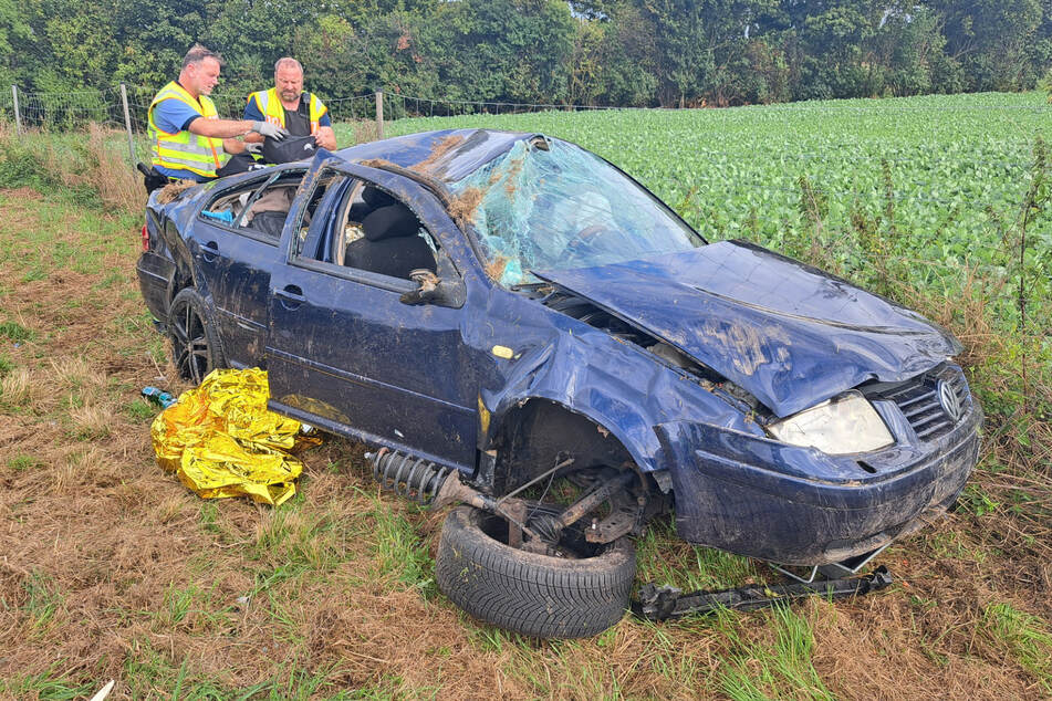 Ein VW wurde infolge eines Unfalls auf der A4 völlig zerstört.