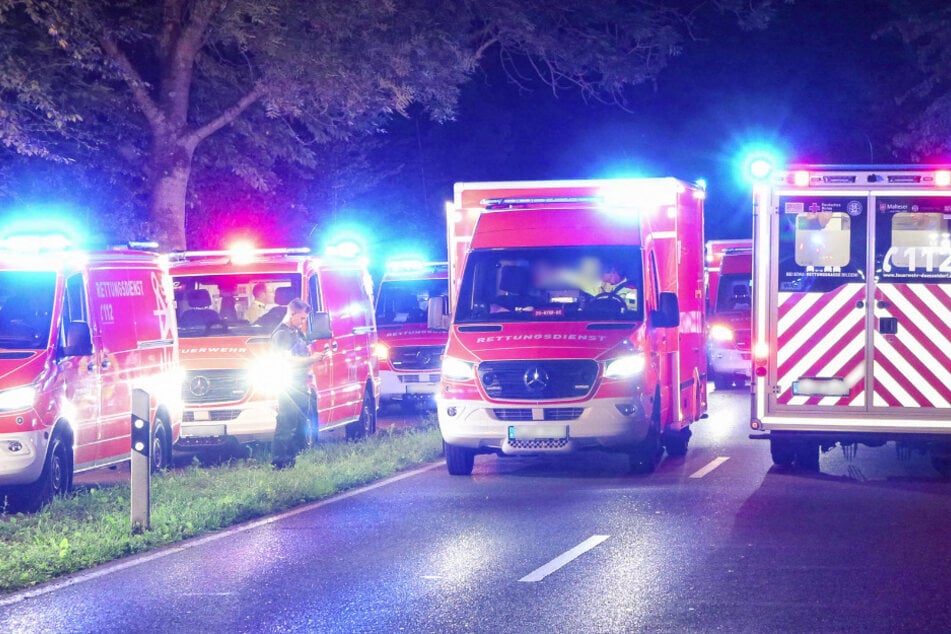 Der Unfall auf der Düsseldorfer Landstraße entwickelte sich zu einem Großeinsatz von zahlreichen Rettungskräften.