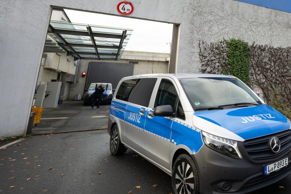 JVA fotografiert: Drogen-Duo wird kurz darauf ohne Lappen und mit geklauten Kennzeichen erwischt