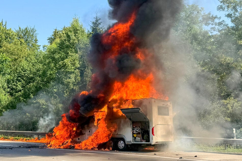 Das Wohnmobil konnte nicht mehr gerettet werden und wurde ein Raub der Flammen.