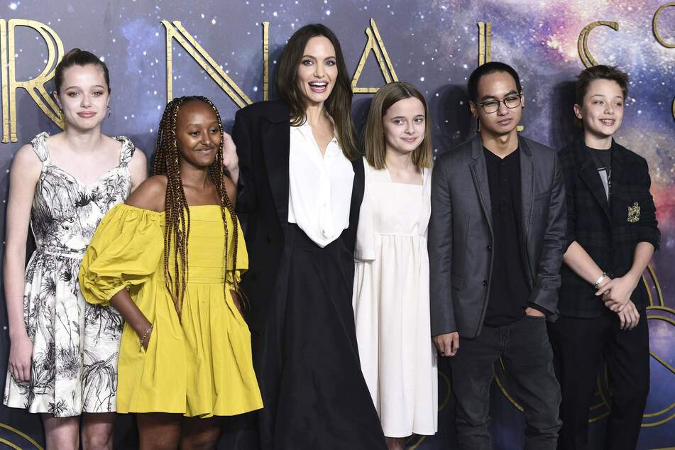 Angelina Jolie (c) appeared on Wednesday at the London premiere of Eternals with her children (from l to r) Shiloh, Zahara, Vivienne, Maddox, and Knox.