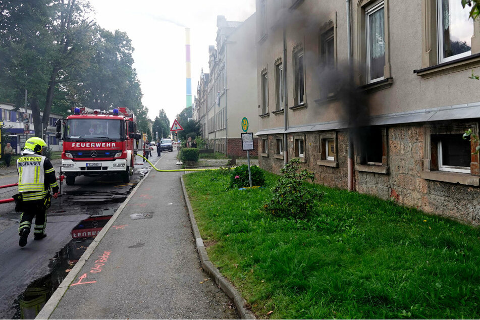 Chemnitz: Dichter schwarzer Rauch quillt aus Keller: Feuerwehreinsatz in Chemnitz