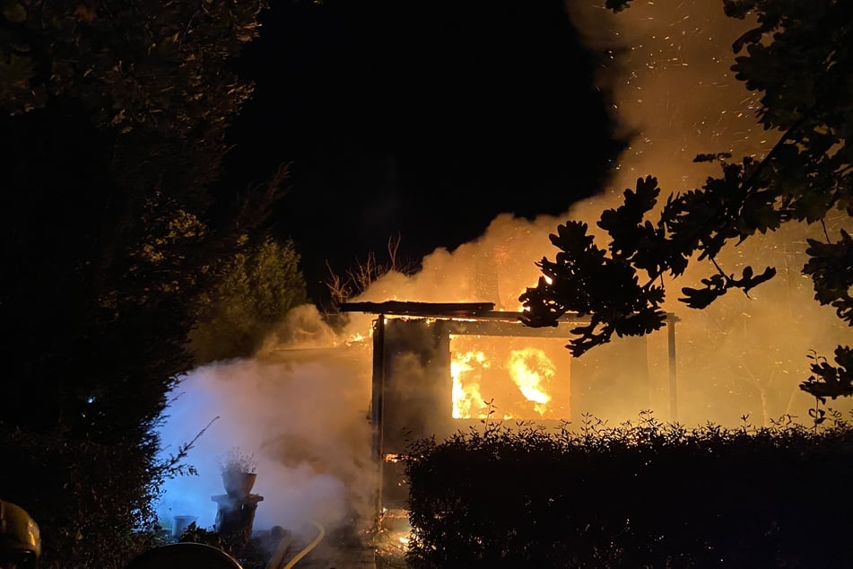 Rauch und Flammen in Berlin-Wartenberg: Eine Gartenlaube ist ausgebrannt.