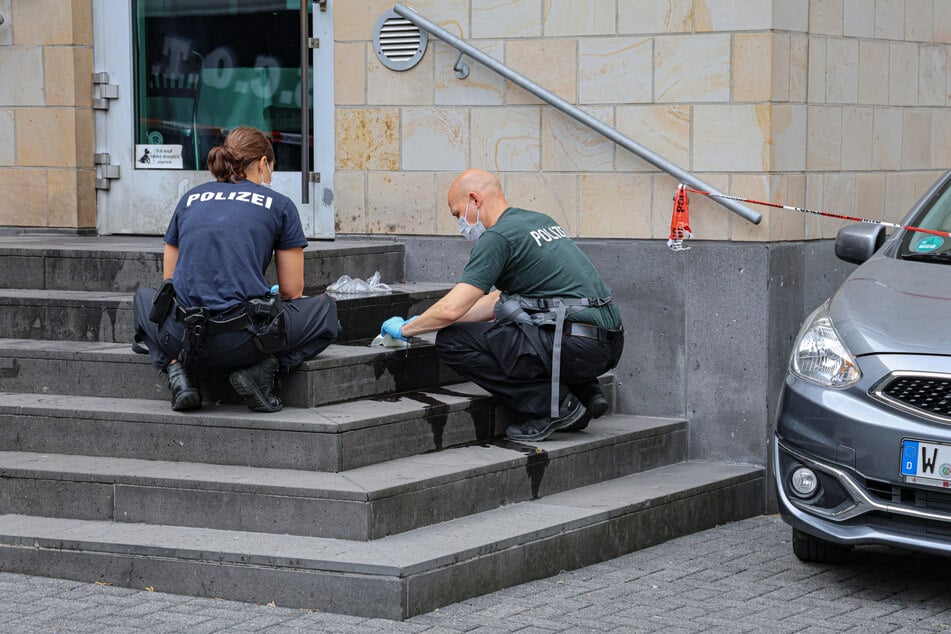 An der Wuppertaler Synagoge wurde eine brennbare Flüssigkeit auf den Treppenstufen verteilt und angezündet.