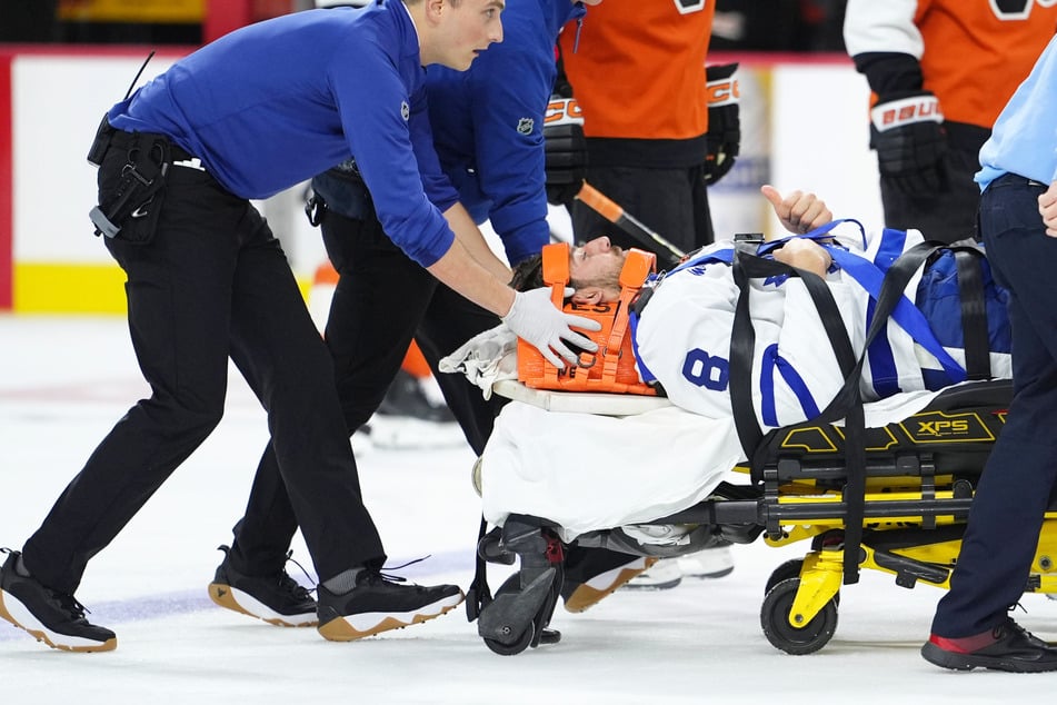 Übler Check: NHL-Star liegt minutenlang regungslos auf dem Eis