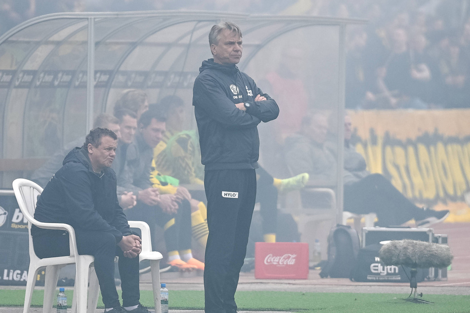 Elversbergs Trainer Horst Steffen (vorn) muss im Nebel von Dortmund eine 0:2-Niederlage ansehen.