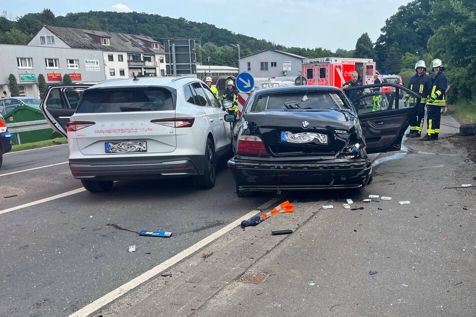 Polizei, Feuerwehr und Rettungskräfte waren am Unfallort zur Stelle.