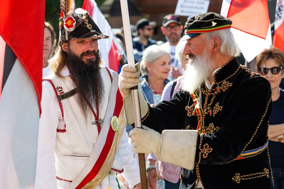 Auch Männer in Uniformen hatten an dem Aufmarsch der "Reichsbürger"-Szene teilgenommen.