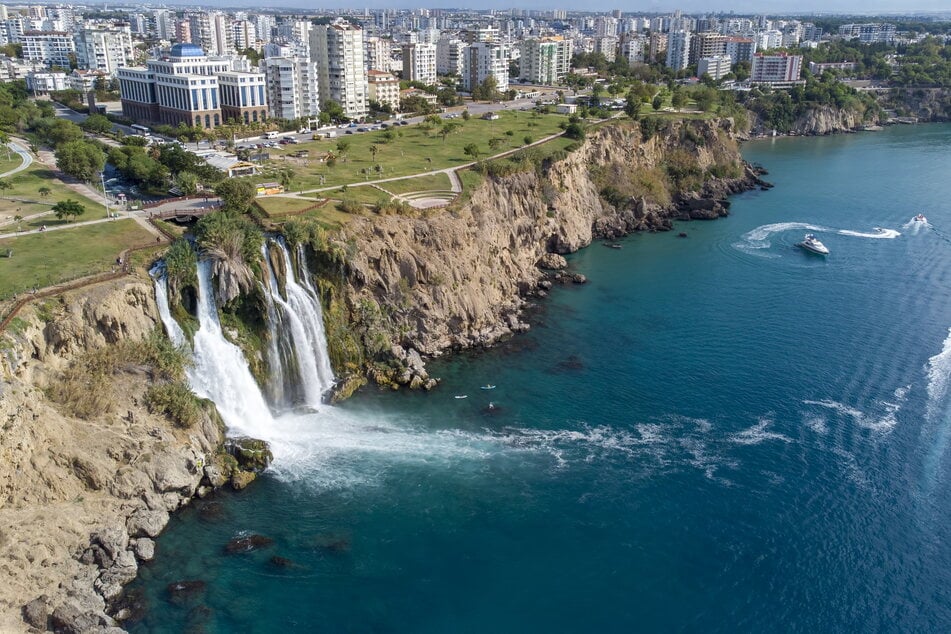 Der Düden-Wasserfall ist eine der vielen Sehenswürdigkeiten von Antalya. Gleich dahinter geht der Stadtteil Lara los.