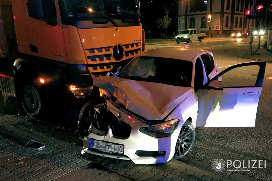 Im rechten Frontbereich erfasste der Laster den Wagen.
