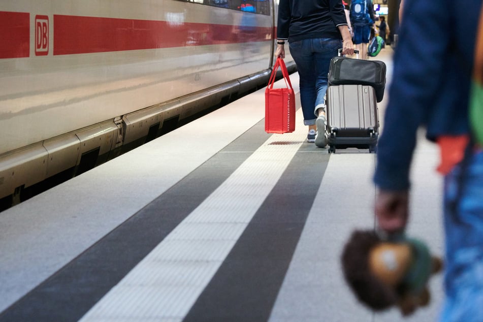 Auch in den Zügen und den Bahnhöfen wird die Reisewelle spürbar sein. (Symbolbild)