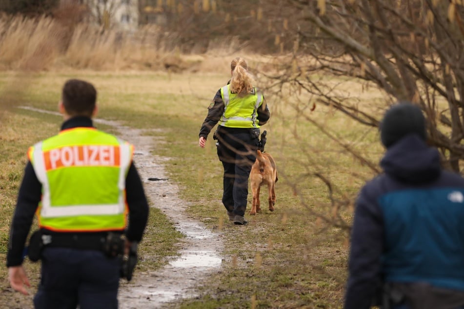 Die Polizei suchte mit Hunden und einer Drohne nach Spuren, deren Analyse weiter andauert.