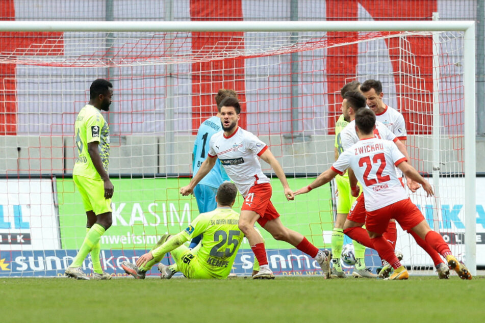 Marco Schikora (26, M.) setzt nach seinem Kopfballtreffer zum 1:1 zum Jubellauf an.